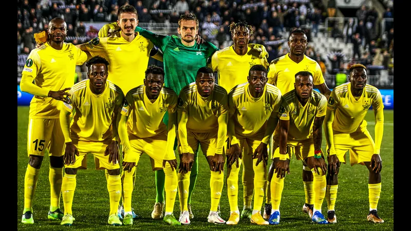 Cầu thủ Aluminij và Sheriff Tiraspol tranh chấp bóng trên sân cỏ Cầu thủ Aluminij và Sheriff Tiraspol tranh chấp bóng trên sân cỏ