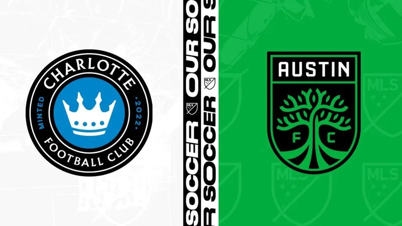 Cầu thủ Austin FC và Charlotte FC đang tranh giành quả bóng trên sân cỏ