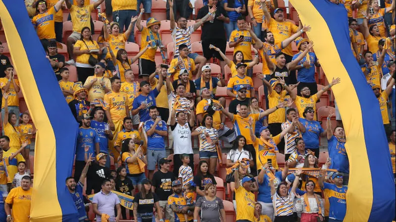 Cầu thủ Tigres UANL đang nỗ lực chuyền bóng vượt qua hàng phòng ngự của Club Tijuana Cầu thủ Tigres UANL đang nỗ lực chuyền bóng vượt qua hàng phòng ngự của Club Tijuana