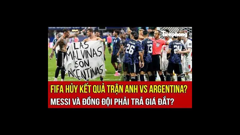Cầu thủ Anh và Argentina đang tranh chấp bóng trên sân