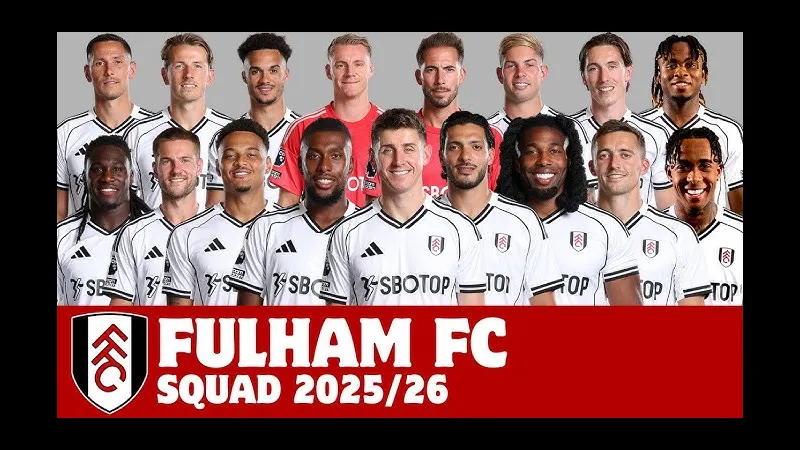 Cầu thủ Fulham Utd vượt qua cầu thủ Cumberland Utd trên sân cỏ