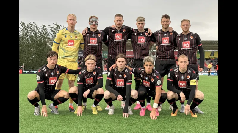 Cầu thủ Gyor tung cú sút mạnh vào khung thành Vikingur Reykjavik