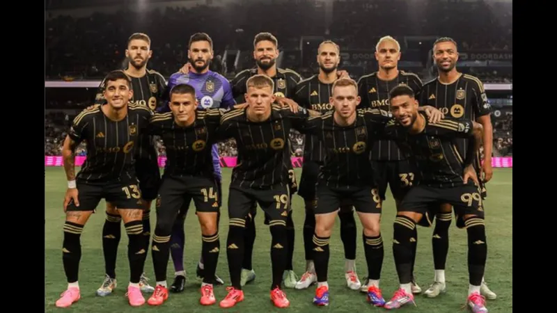 Cầu thủ LA Galaxy và Los Angeles đang tranh chấp bóng trên sân