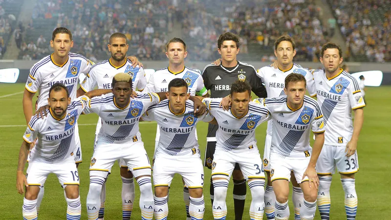 Cầu thủ LA Galaxy nỗ lực giữ bóng trước Los Angeles trong trận đấu gay cấn