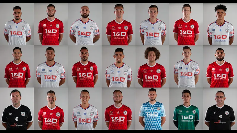 Cầu thủ Melbourne Knights đang chạy nhanh với bóng trước sự áp đảo của Brunswick City