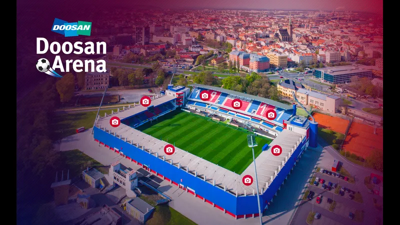 Cầu thủ Plzen và Polissya Zhytomyr tranh chấp bóng trên sân