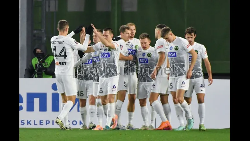 Cầu thủ Plzen và Polissya Zhytomyr tranh chấp trong trận đấu