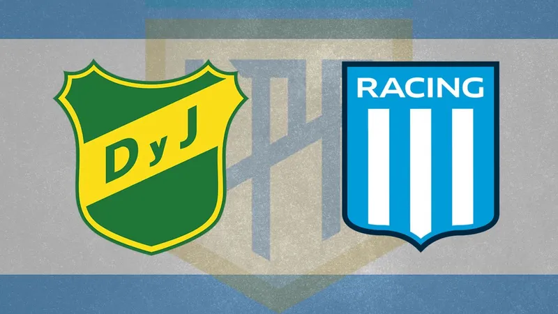 Cầu thủ Racing Club và Defensa y Justicia đua tranh quả bóng trên sân cỏ Cầu thủ Racing Club và Defensa y Justicia đua tranh quả bóng trên sân cỏ