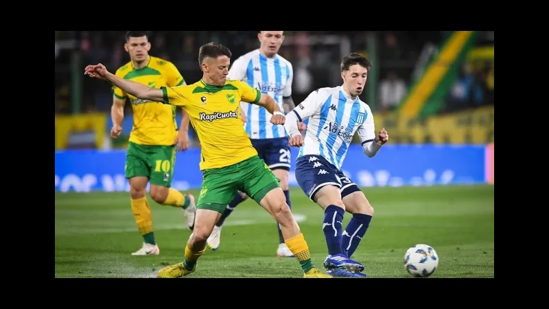 Cầu thủ Racing Club băng qua Defensa y Justicia để tấn công Cầu thủ Racing Club băng qua Defensa y Justicia để tấn công