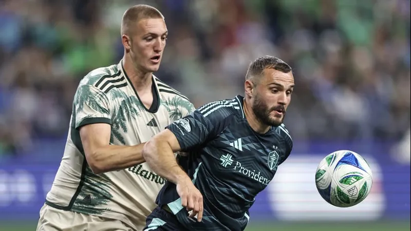 Cầu thủ Seattle Sounders và Porland Timbers tranh chấp quả bóng Cầu thủ Seattle Sounders và Porland Timbers tranh chấp quả bóng