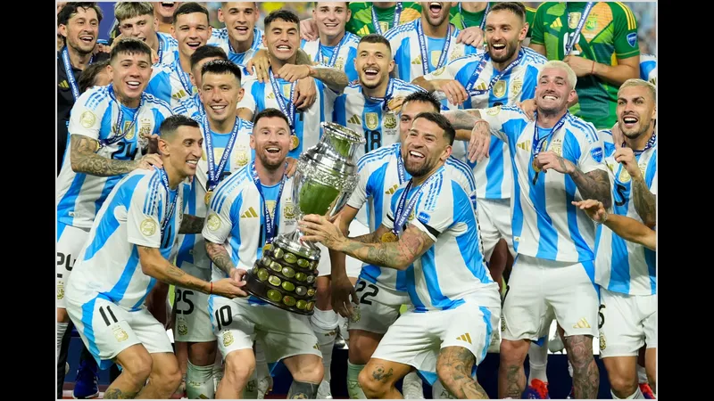 Cầu thủ Argentina vô cùng phấn khích sau khi ghi bàn thắng quyết định Cầu thủ Argentina vô cùng phấn khích sau khi ghi bàn thắng quyết định