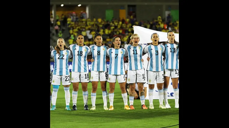 Hậu vệ Argentina cản phá cú sút của tiền đạo Anh trong trận đấu quyết liệt Hậu vệ Argentina cản phá cú sút của tiền đạo Anh trong trận đấu quyết liệt